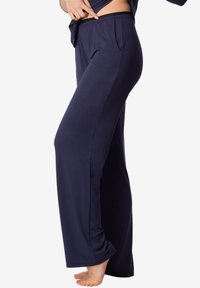 Granatowe spodnie piżamy o luźnym kroju, wykonane z miękkiego materiału, z bocznymi kieszeniami, elastycznym pasem i prostym krojem nogawki.
