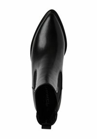Botas Chelsea de cuero negro con punta afilada, paneles laterales elásticos y una lengüeta; textura suave y acabado brillante.