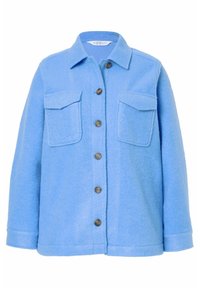 Chaqueta de forro polar azul con un cierre de botones en la parte delantera, dos bolsillos en el pecho y un collar clásico. La tela tiene una apariencia suave y texturada.