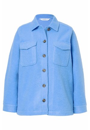 Blauwe fleecejas met een knoopsluiting aan de voorkant, twee borstzakken en een klassieke kraag. De stof heeft een zachte, gestructureerde uitstraling.