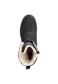 Botín negro con exterior de cuero sintético texturizado y suave forro de borreguillo en color crema. Presenta un cierre con cremallera y un tirador en el talón.