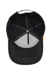 Interior de una gorra de béisbol negra con una corona estructurada, que presenta agujeros de ventilación, forro gris y costuras naranjas en contraste.