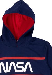 Felpa blu navy con interno rosso, caratterizzata da un grande logo bianco "NASA" e una striscia rossa orizzontale sul petto. Materiale in cotone.