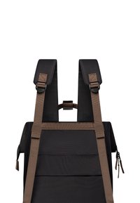 Sac à dos noir avec des bretelles rembourrées, accents marron, matériau durable et poche latérale zippée. Détail de surface texturée.