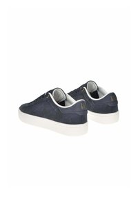 Sneakers in suede blu navy con suole in gomma bianca, caratterizzati da una superficie testurizzata, un logo dorato sul tallone e un design classico alla caviglia bassa.