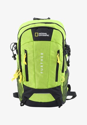 Grüner Nylon-Rucksack mit schwarzen Akzenten, Mesh-Seitentaschen, doppelten Reißverschlüssen und einem "FURTHER"-Logo. Verfügt über einen gepolsterten Rücken und verstellbare Träger.