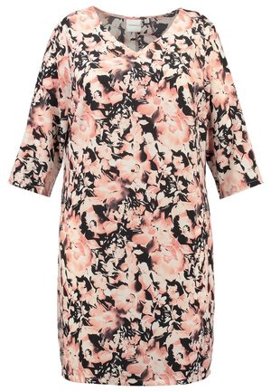 Bloemenjurk met een V-hals, 3/4 mouwen, zwarte basis met roze en witte bloemenpatronen, gladde textuur, tot op de knie.