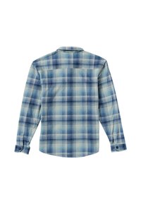 Camisa de franela de manga larga con un patrón de cuadros azul y crema, con puños de botón y cuello estándar. Material suave y texturizado.