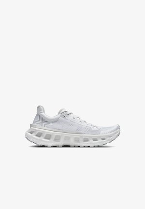 Sneaker atletico bianco con suola spessa e ventilata, tomaia in mesh, design con lacci e motivo geometrico sottile sul tallone, mostrato in profilo laterale.