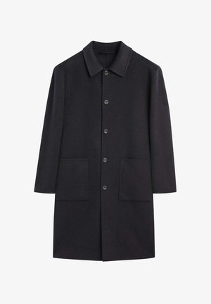 Cappotto di lana scura con colletto, bottoni frontali e due ampie tasche. Il tessuto sembra liscio con finitura opaca.