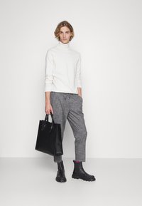 Selected Homme SLHBERG ROLL NECK NOOS - Camisola - egret melange