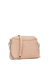 Růžová crossbody taška z umělé kůže s texturovaným povrchem, stříbrným řetízkem a zipovým uzávěrem. Disponuje minimalistickým detailem loga.