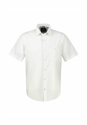 Biała koszula z krótkim rękawem, zapinana na guziki, z kołnierzykiem i jedną kieszenią na piersi, przedstawiona na jednolitym białym tle.