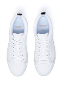 Sneakers in pelle bianca con lacci piatti, punta arrotondata e interno azzurro. Nome del marchio "FRED MARTIN COLLECTION" impresso in oro all'interno.
