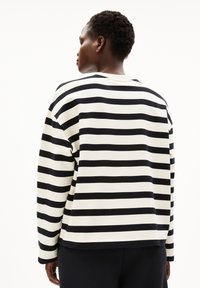 Zwart-wit gestreepte pullover met een ronde hals en lange mouwen, voorzien van een relaxte pasvorm en zachte katoen.