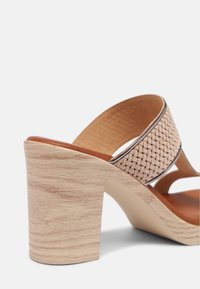Mis Pepas Pantofle na podpatku - beige