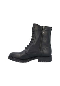 Botín negro de cuero con cordones en la parte delantera y cremallera lateral, parte superior texturizada y suela resistente para una mejor tracción.