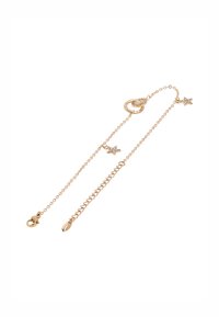 Guldtonet halskæde med en tynd kæde, der har en tekstureret cirkulær vedhæng og to stjernecharms, pyntet med klare sten.