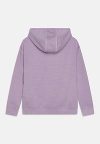Sudadera con capucha en color lavanda, mezcla de algodón suave, puños y dobladillo acanalados, corte estándar, presenta un diseño liso sin logotipos ni patrones visibles.
