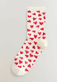Șosete albe cu un model de inimi roșii, de diferite mărimi și forme, textură moale și tiv cu elastice în partea superioară.