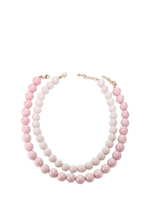 Twee armbanden met ronde glanzende kralen in lichtroze en wit, elk met een goudkleurige sluiting en verstelbare ketting.