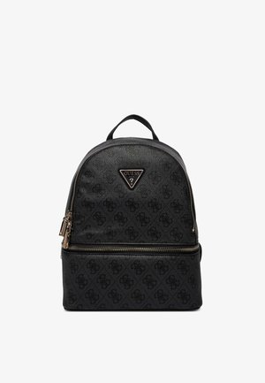 Sac à dos noir Guess avec motif monogramme, logo triangulaire, poche avant zippée et poignée supérieure sur fond blanc.