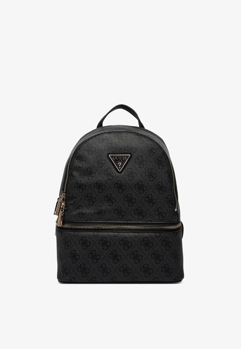 Sac à dos noir Guess avec motif monogramme, logo triangulaire, poche avant zippée et poignée supérieure sur fond blanc.