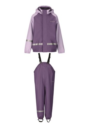 Lilla børne vandtæt jakke og matchende overalls med justerbare sorte skulderstropper og reflekterende bånd på ærmer, talje og ben.