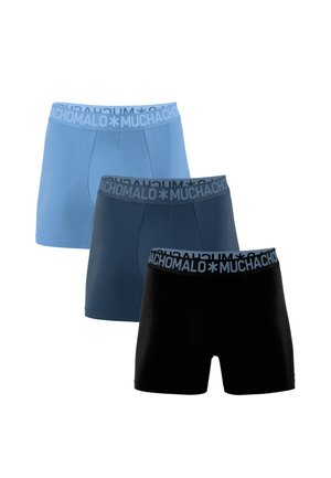 Drie herenshorts in lichtblauw, donkerblauw en zwart met elastische merkbanden met de tekst "MUCHACHOMALO."
