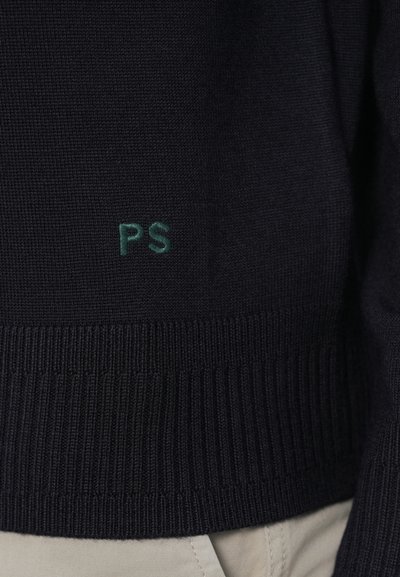 Ciemnogranatowy sweter z prążkowanym zakończeniem i mankietami. Na dole po lewej stronie znajduje się subtelne zielone haftowane logo "PS". Wykonany z miękkiej, teksturowanej tkaniny.