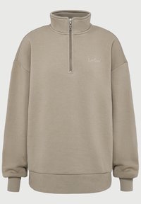 Beige quarter-zip genser med høy krage, ribbestrikkede mansjetter og nederkant, samt en liten "LeGer" logo brodert på brystet.
