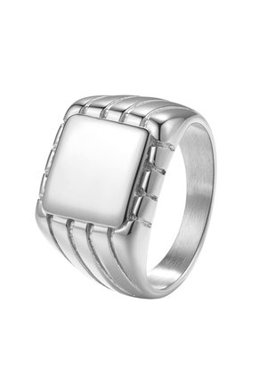 Silberner Herrenring mit quadratischer flacher Fläche, gerillten Seiten und polierter Oberfläche, der fünf parallele strukturierte Linien aufweist.