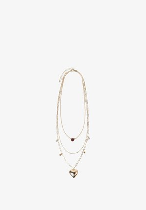 Lagdelte halskæde i guldtonet metal med en hjertependant, rund bourgognefarvet perle og små krystal detaljer på fine kæder.
