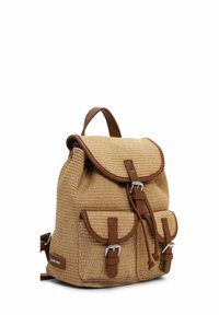 Zaino in paglia intrecciata beige con dettagli in pelle marrone, caratterizzato da una chiusura a patta, coulisse e due tasche frontali con fibbie.