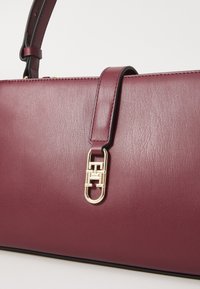 Tommy Hilfiger LIBRE SHOULDER BAG - Sac à main - deep rouge