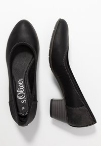 Černé nízké podpatky s kulatou špičkou, vyrobené z texturovaného syntetického materiálu. Vyznačují se kontrastním šitím a pruhovaným akcentem na podpatku.