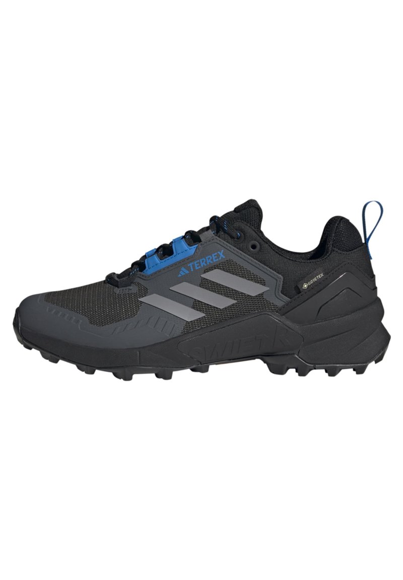 Czarne buty sportowe z teksturowaną cholewką, z niebieskimi akcentami, szarymi paskami, solidną gumową podeszwą oraz wzmocnionym piętą dla lepszej przyczepności.