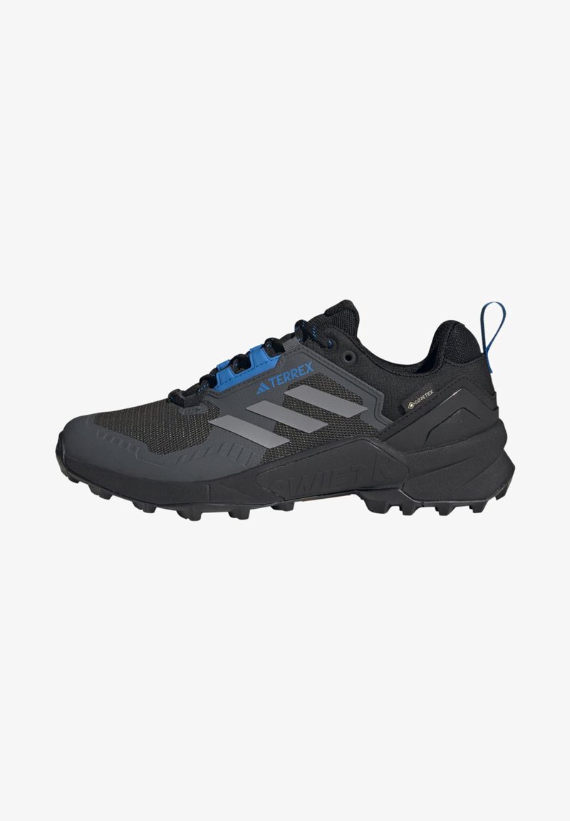 Schwarze Sportschuhe mit einer strukturierten Oberseite, die blaue Akzente, graue Streifen, eine strapazierfähige Gummisohle und eine verstärkte Ferse für besseren Halt aufweisen.