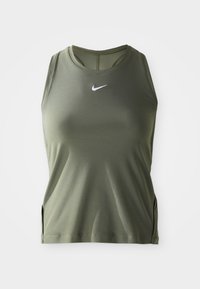 Oliwkowy sportowy top bez rękawów z okrągłym dekoltem i bocznymi rozcięciami. Posiada białe logo Nike z przodu. Wykonany z gładkiego, oddychającego materiału.