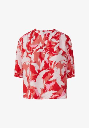 Blusa a maniche corte di colore rosso e rosa con scollatura a V e tessuto leggero, caratterizzata da un design astratto di pennellate.