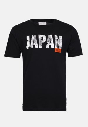 Must musta T-särk, millel on erksad valged "JAPAN" tekst ja punane aktsent jaapani märkidega, lühikesed varrukad ja ümmargune kaelus.