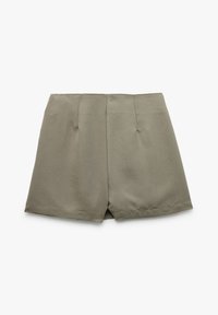 Khaki korkeavyötäröiset shortsit, joissa on sileä pinta, kahdella etupuolella olevalla laskoksella ja siistillä helma. Ei taskuja tai koristeita.