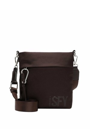 Kleine donkerbruine getextureerde crossbodytas met verstelbare band, zilveren clips en een metalen karabijnhaak aan de voorkant.