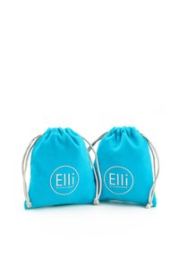 Divi spilgti tirkīza krāsas zīmīšu maisiņi, veidoti no mīkstas auduma, ar baltu logotipa tekstu "Elli by Julie & Grace" uz vienas puses.
