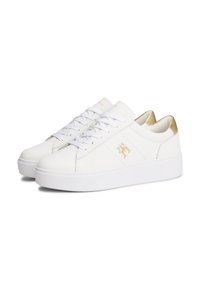 Biele kožené tenisky s hladkým povrchom, plochou bielou podrážkou, zlatými akcentmi na päte a tónovanými šnúrkami. Logo na boku.