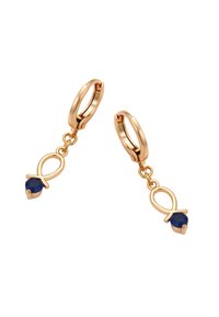 Orecchini a forma di pesce in tonalità oro con accenti di pietra blu, caratterizzati da un design a cerchio con cerniera e un elemento pendente per un movimento aggiuntivo.