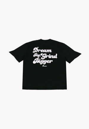 Zwarte katoenen t-shirt met korte mouwen, met grote witte tekst op de achterkant die leest "Droom Groot, Werk Groter." Standaard ronde hals.