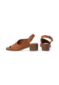 Tannfarbene Slingback-Sandalen mit offenen Zehen, einem moderaten Blockabsatz, verstellbaren Schnallen und einer glatten Textur.