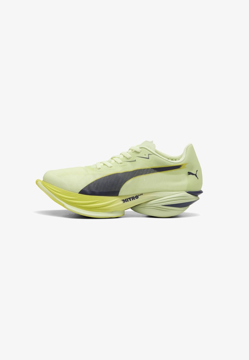 Chaussure de course Puma jaune clair avec semelle incurvée exagérée, logo noir et marquage "Nitro Elite" sur la semelle intermédiaire.
