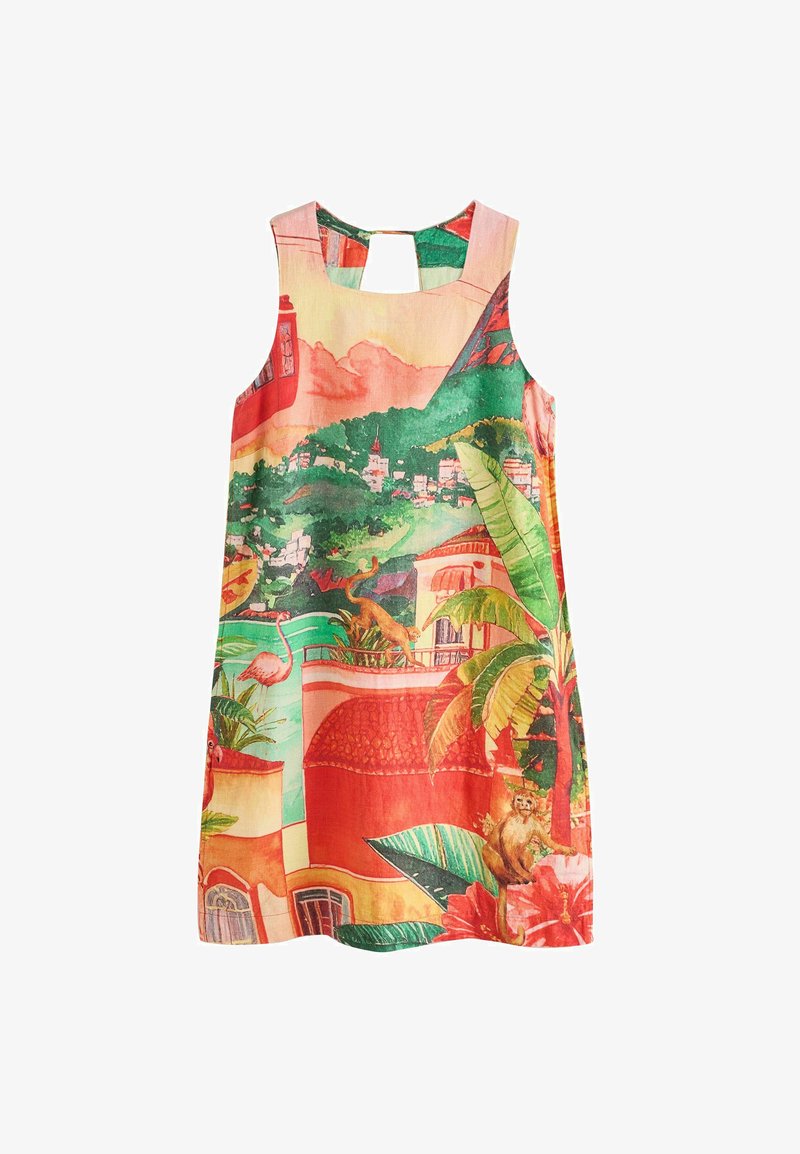 Robe sans manches avec un imprimé tropical comprenant des singes, des flamants roses, de grandes feuilles, des toits rouges et un paysage de colline verdoyante.